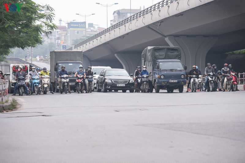 ha noi tiep tuc cach ly xa hoi, nguoi ra duong van con dong hinh 4