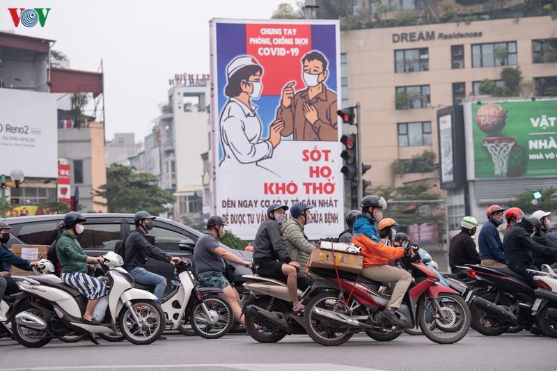 ha noi tiep tuc cach ly xa hoi, nguoi ra duong van con dong hinh 6