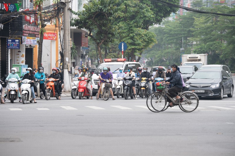 ha noi tiep tuc cach ly xa hoi, nguoi ra duong van con dong hinh 7
