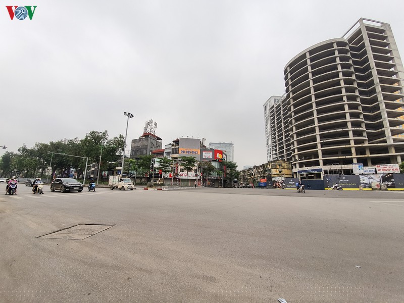 ha noi tiep tuc cach ly xa hoi, nguoi ra duong van con dong hinh 9