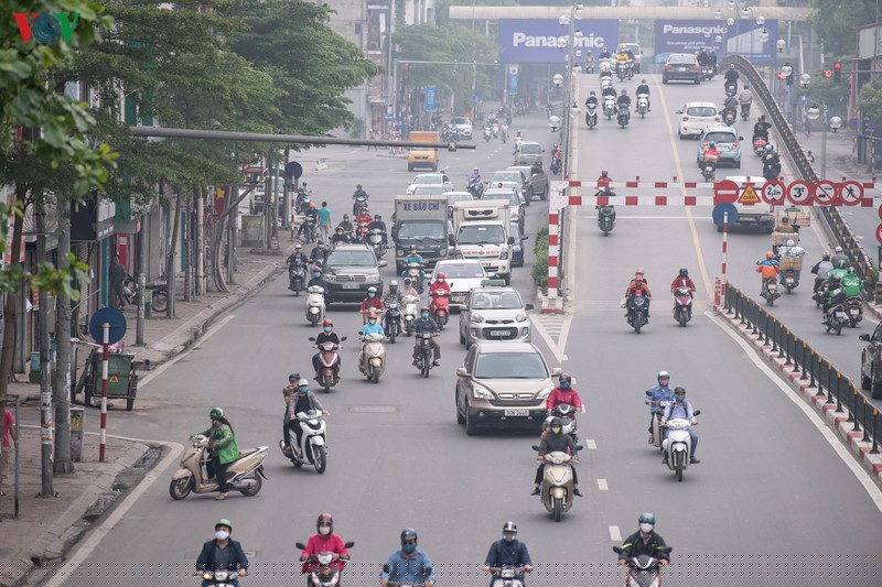 ha noi tiep tuc cach ly xa hoi, nguoi ra duong van con dong hinh 10