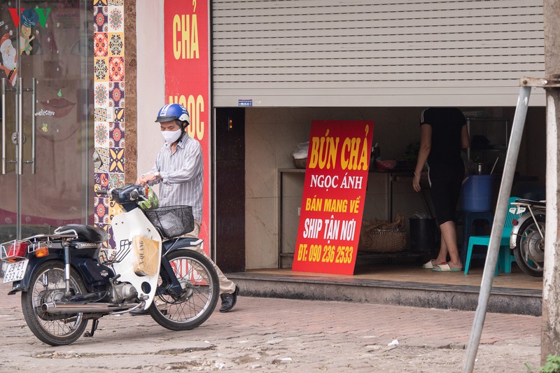 ha noi tiep tuc cach ly xa hoi, nguoi ra duong van con dong hinh 12