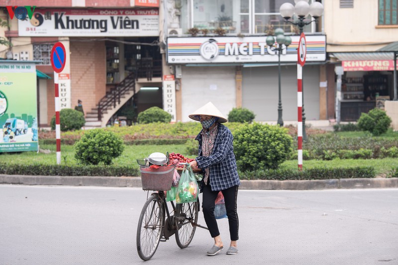 ha noi tiep tuc cach ly xa hoi, nguoi ra duong van con dong hinh 16
