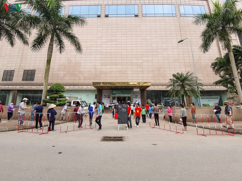 ha noi tiep tuc cach ly xa hoi, nguoi ra duong van con dong hinh 17