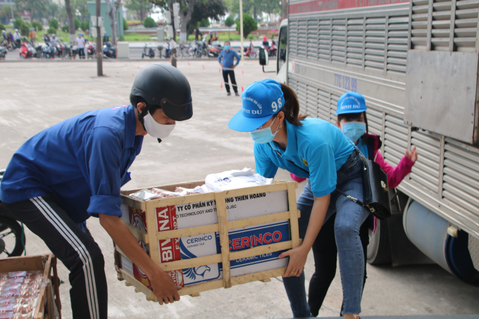 Nhiều tổ chức, cá nhân đến ủng hộ gạo, trứng gà để giúp đỡ bà con nghèo.