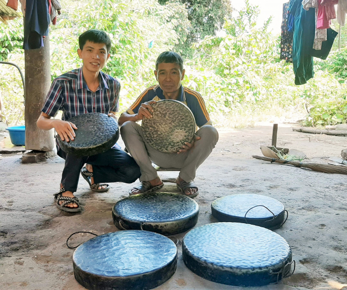 T&aacute;c giả (tr&aacute;i) v&agrave; gi&agrave; l&agrave;ng Pang Ting Ha Th&eacute;t b&ecirc;n bộ cồng chi&ecirc;ng 6 chiếc.