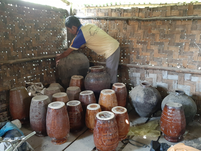 Những chiếc ch&oacute;e rượu được &ocirc;ng lau ch&ugrave;i cẩn thận.