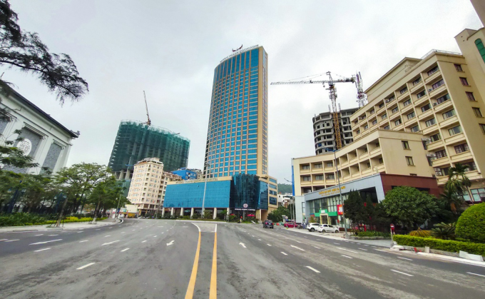 Con đường sôi đông bậc nhất tại phường Bãi Cháy, TP Hạ Long vắng tanh, không một bóng người.