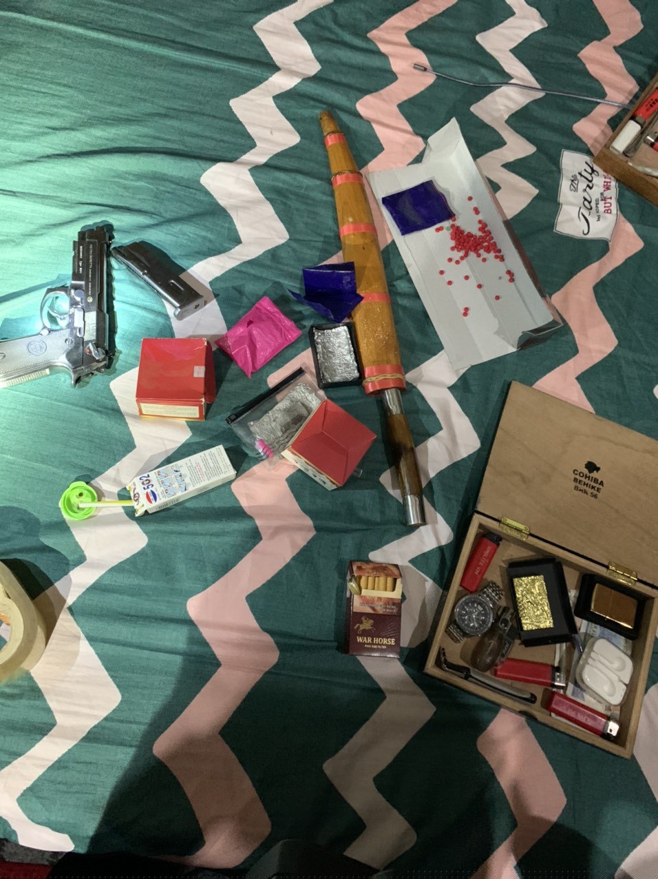 Số ma túy và các đồ vật, tài liệu liên quan thu giữ được tại nơi ở của đối tượng Trần Công Anh.