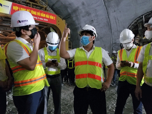 Ông Hồ Minh Hoàng, Chủ tịch HĐQT Tập đoàn Đèo Cả (thứ hai từ phải qua), yêu cầu thực hiện nghiêm chỉnh nội quy phòng chống dịch.