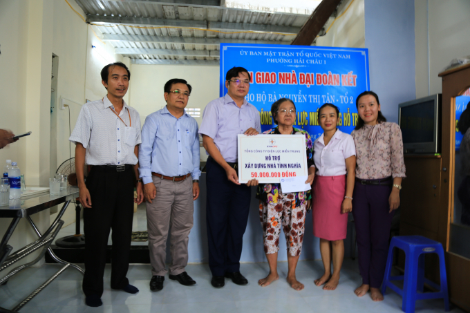 Lãnh đạo EVNCPC trao hỗ trợ xây dựng nhà cho người dân tại Đà Nẵng