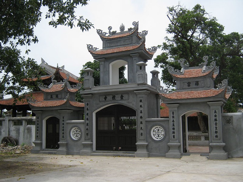 Tam quan chùa Nhất Trụ.