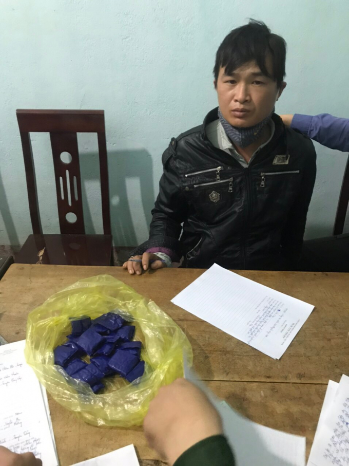 Đối tượng Hà Văn Duy cùng tang vật tại cơ quan điều tra.