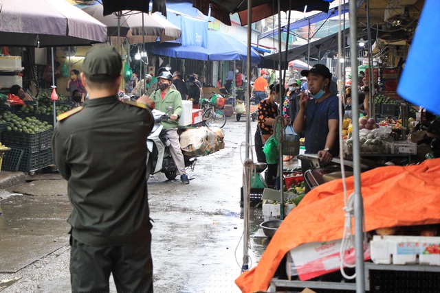 Khu vực chợ Long Biên vào sáng nay (18/4).