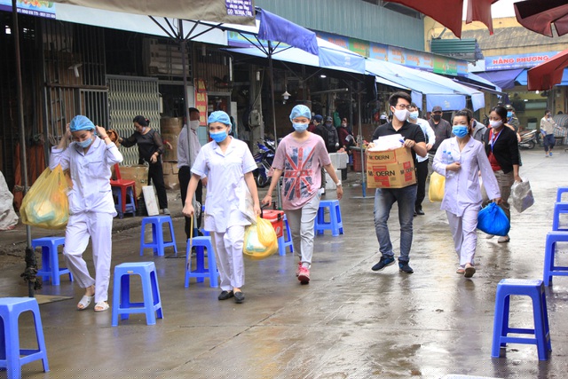 Bắt đầu từ 8h sáng ngày 18/4, Trung tâm y tế quận Ba Đình (Hà Nội) tiến hành tổ chức việc xét nghiệm nhanh Covid-19 tại chợ Long Biên.