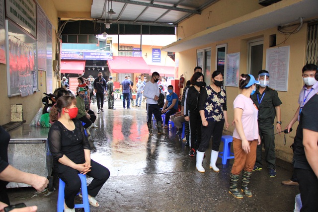 Ngay từ sớm đã có rất nhiều người đến đợi xếp hàng để xét nghiệm.