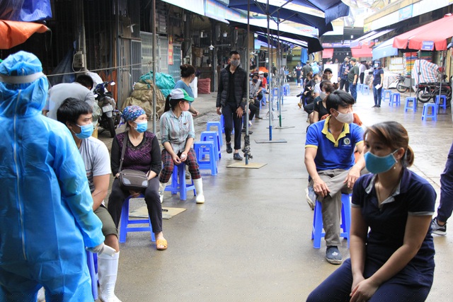 Lực lượng chức năng tổ chức chỗ ngồi giãn cách 2m.