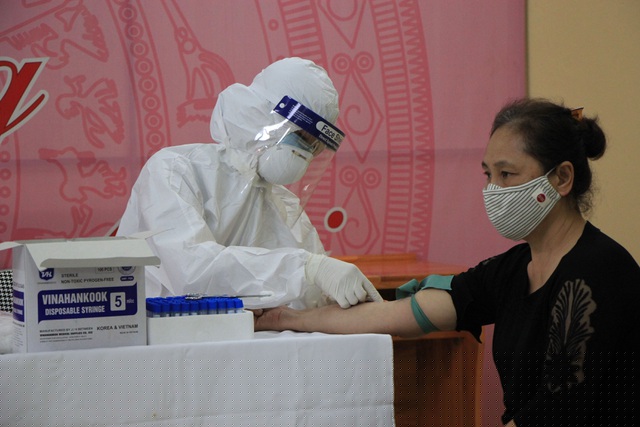 Lấy máu xét nghiệm.