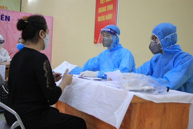 Công tác xét nghiệm nhanh được tiến hành tại Hội trường Ban quản lý chợ Long Biên. Trường hợp nghi ngờ được cách ly tạm thời ngay tại đây.