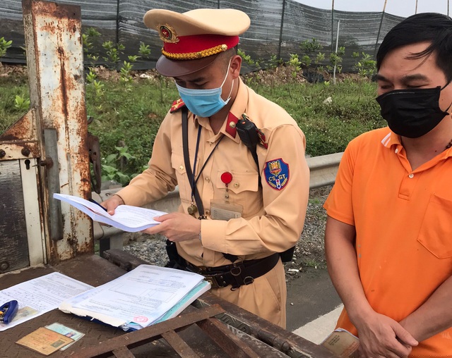 Lực lượng chức năng lập biên bản xử phạt tài xế xe ô tô cố tình đón khách ở nút giao thông Pháp Vân - Cầu Giẽ để rời Hà Nội.