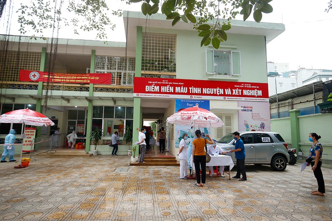 Cận cảnh xét nghiệm nhanh hàng trăm người ở chợ Ngã Tư Sở - ảnh 2