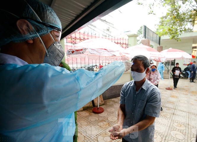 Cận cảnh xét nghiệm nhanh hàng trăm người ở chợ Ngã Tư Sở - ảnh 3