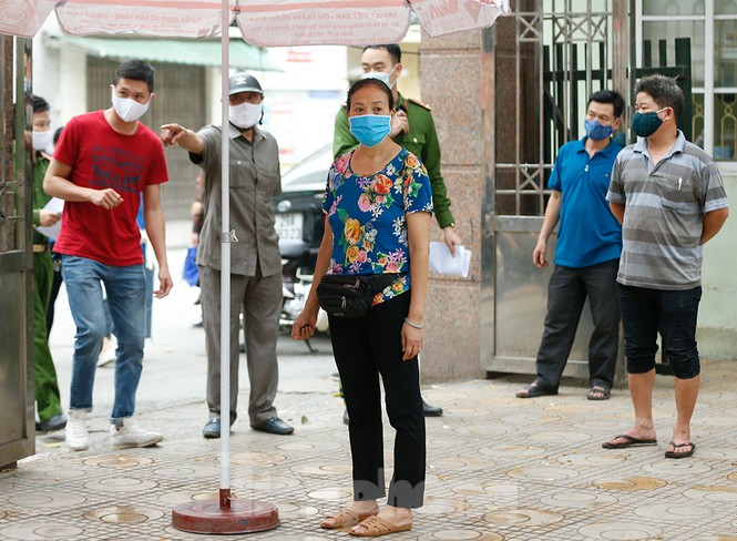 Cận cảnh xét nghiệm nhanh hàng trăm người ở chợ Ngã Tư Sở - ảnh 4