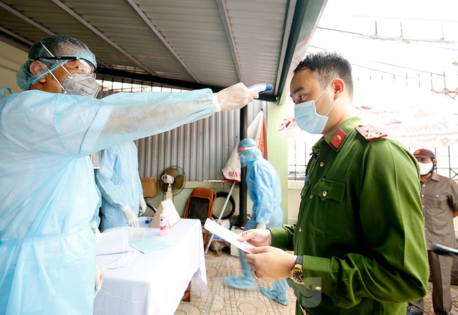 Cận cảnh xét nghiệm nhanh hàng trăm người ở chợ Ngã Tư Sở - ảnh 5