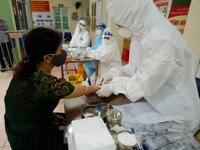 Cận cảnh xét nghiệm nhanh hàng trăm người ở chợ Ngã Tư Sở - ảnh 6