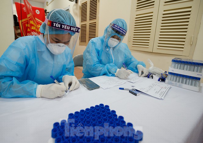 Cận cảnh xét nghiệm nhanh hàng trăm người ở chợ Ngã Tư Sở - ảnh 7