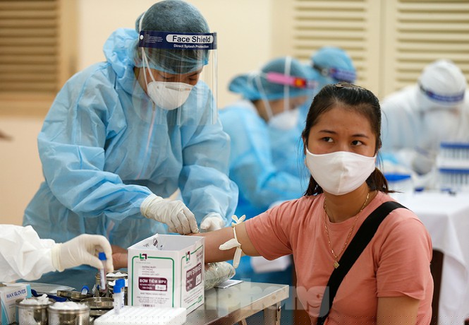 Cận cảnh xét nghiệm nhanh hàng trăm người ở chợ Ngã Tư Sở - ảnh 8