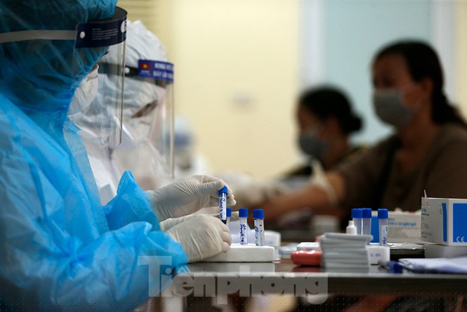 Cận cảnh xét nghiệm nhanh hàng trăm người ở chợ Ngã Tư Sở - ảnh 9