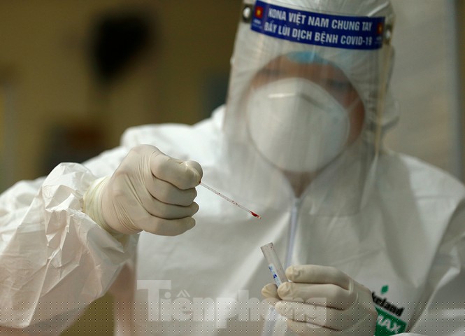 Cận cảnh xét nghiệm nhanh hàng trăm người ở chợ Ngã Tư Sở - ảnh 10