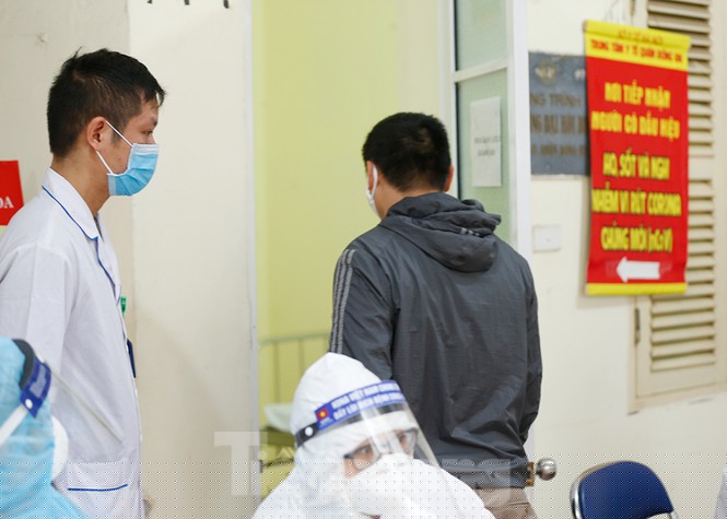 Cận cảnh xét nghiệm nhanh hàng trăm người ở chợ Ngã Tư Sở - ảnh 12