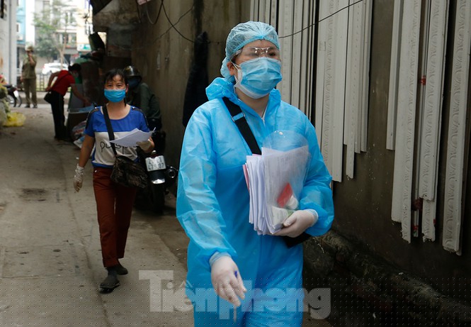 Cận cảnh xét nghiệm nhanh hàng trăm người ở chợ Ngã Tư Sở - ảnh 13