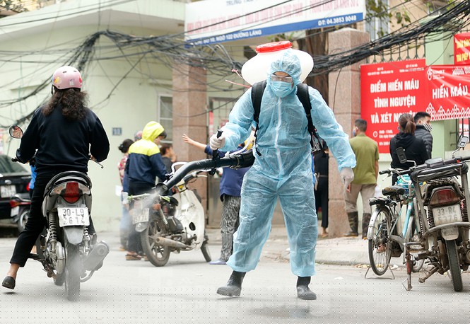 Cận cảnh xét nghiệm nhanh hàng trăm người ở chợ Ngã Tư Sở - ảnh 14