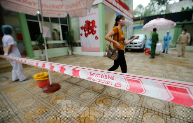 Cận cảnh xét nghiệm nhanh hàng trăm người ở chợ Ngã Tư Sở - ảnh 15