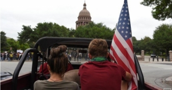 Dân Mỹ biểu tình, thách thức gia hạn giãn cách xã hội chống Covid-19