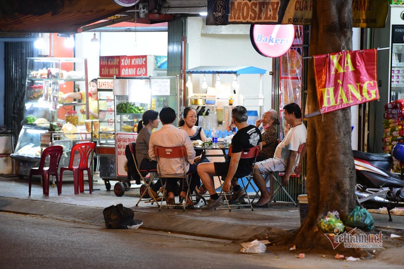 Ăn nhậu tràn lan trên vỉa hè ở Sài Gòn