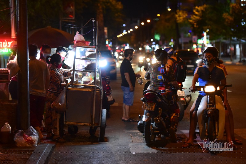 Ăn nhậu tràn lan trên vỉa hè ở Sài Gòn