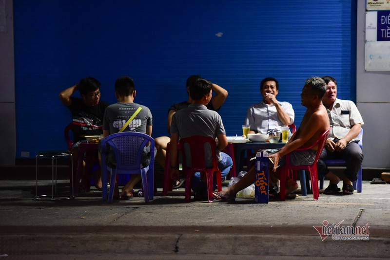Ăn nhậu tràn lan trên vỉa hè ở Sài Gòn