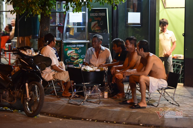 Ăn nhậu tràn lan trên vỉa hè ở Sài Gòn