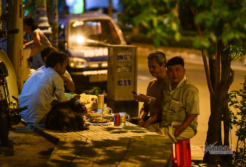 Ăn nhậu tràn lan trên vỉa hè ở Sài Gòn