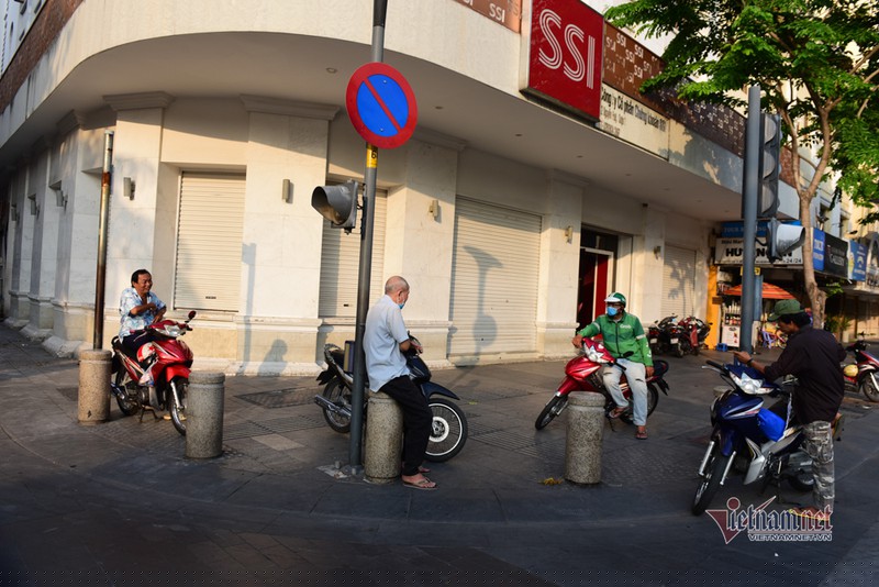 Ăn nhậu tràn lan trên vỉa hè ở Sài Gòn
