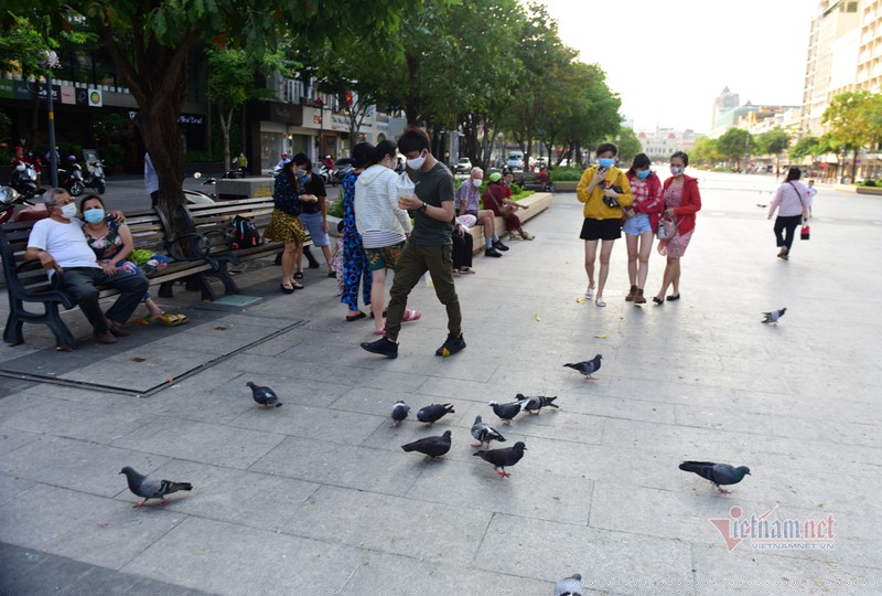 Ăn nhậu tràn lan trên vỉa hè ở Sài Gòn