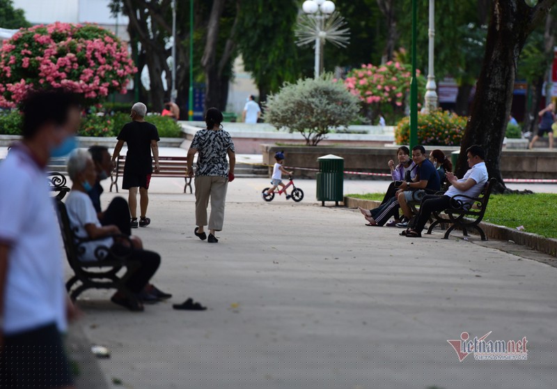 Ăn nhậu tràn lan trên vỉa hè ở Sài Gòn