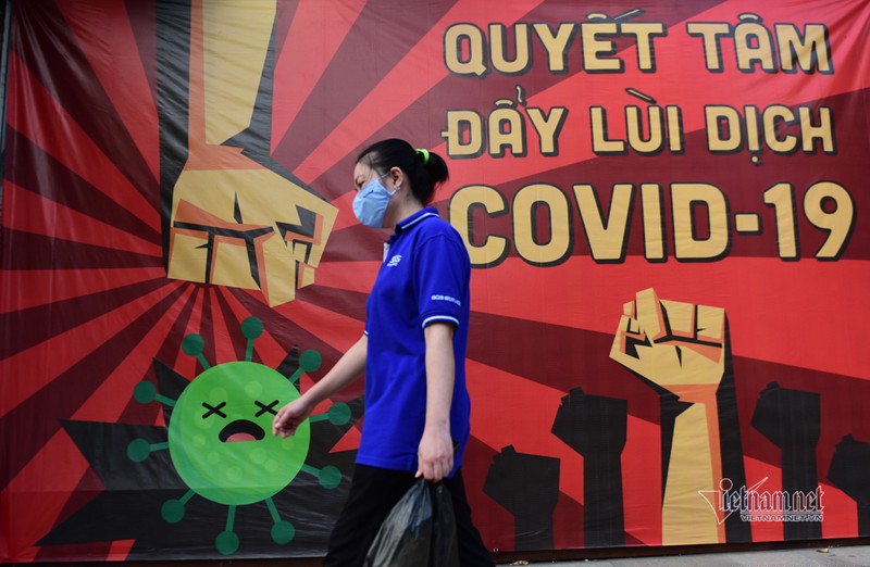 TP HCM: Tràn lan quán nhậu trên vỉa hè, bất chấp quy định cách ly xã hội