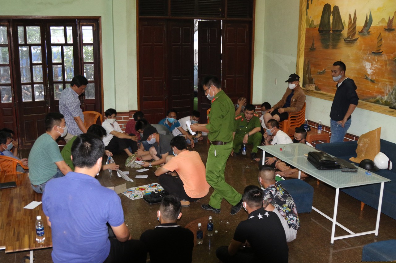 Nhóm đối tượng đang đánh bạc bằng hình thức cua bầu