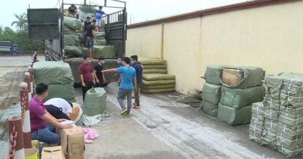Thái Bình: Phát hiện 30 tấn hàng hóa không rõ nguồn gốc đang trên đường tiêu thụ