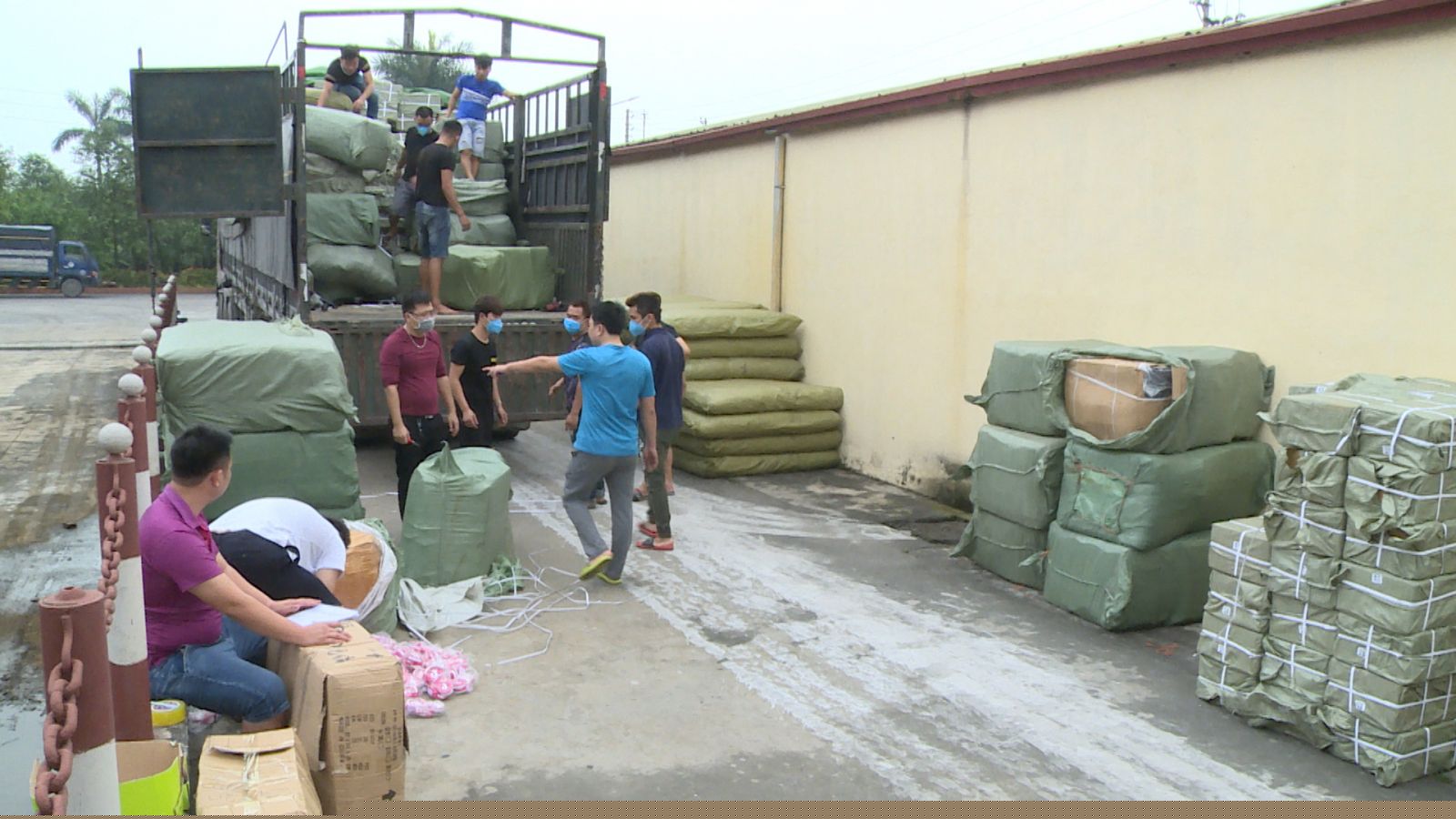 Số h&agrave;ng h&oacute;a lực lượng chức năng kiểm tra, thu giữ.